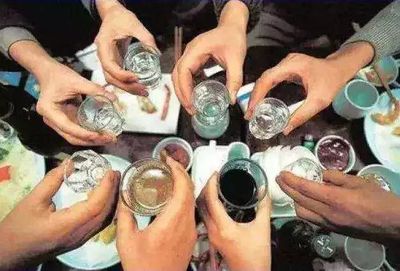 日飲半斤白酒，小伙竟現(xiàn)“女兒身”？揭秘酒精與激素的致命關(guān)聯(lián)